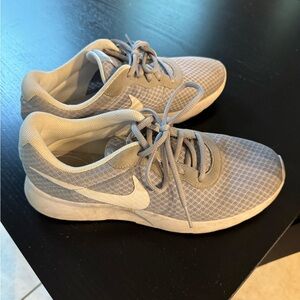 Women’s size 10 Nike tennis shoes